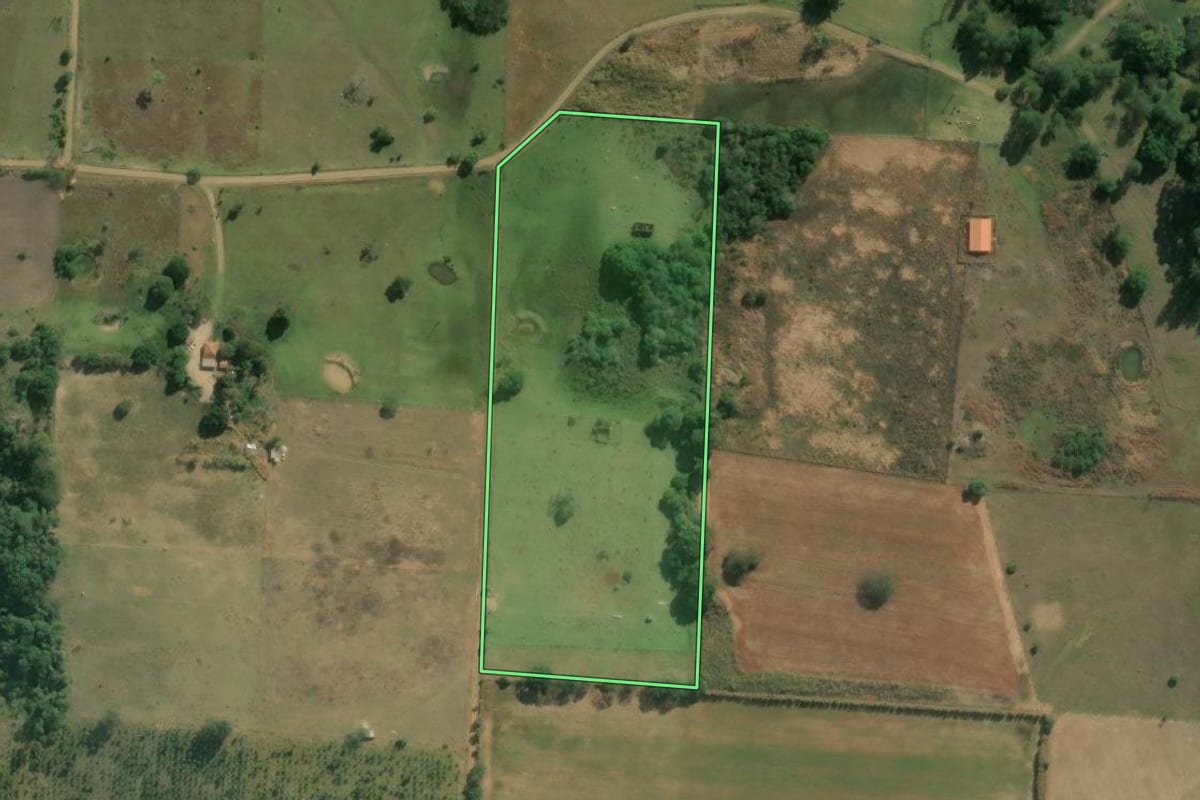Imagem de satélite do imóvel rural em Angatuba (SP), com o contorno declarado no CAR desenhado por cima.
