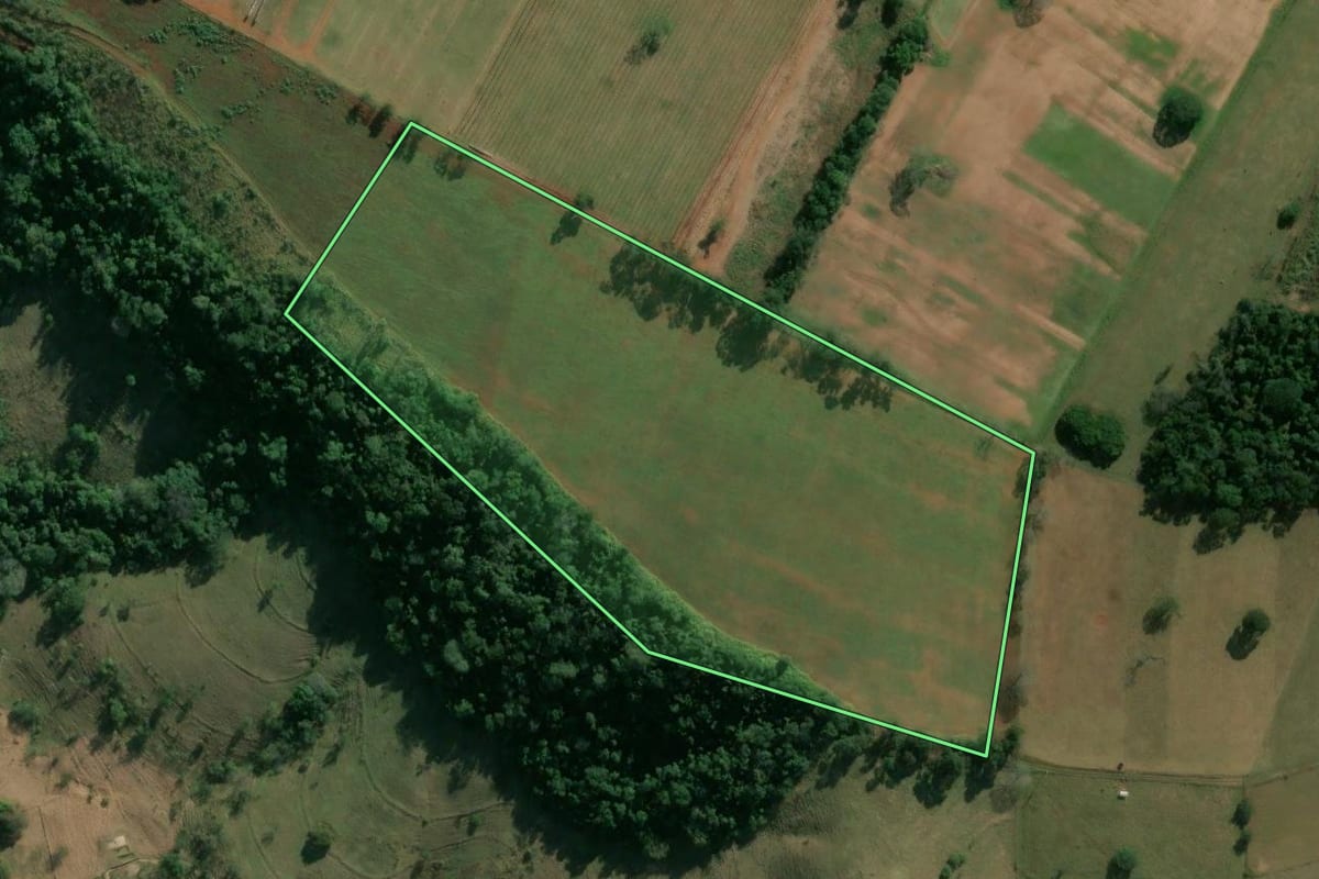 Imagem de satélite do imóvel rural em Angatuba (SP), com o contorno declarado no CAR desenhado por cima.