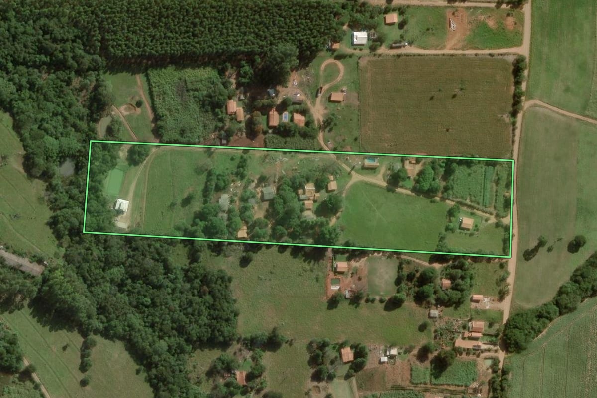 Imagem de satélite do imóvel rural em Angatuba (SP), com o contorno declarado no CAR desenhado por cima.