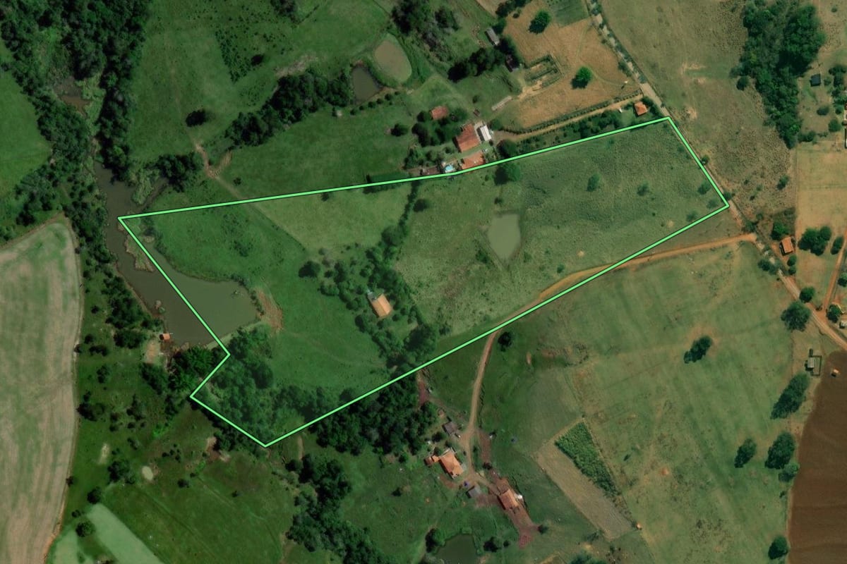 Imagem de satélite do imóvel rural em Angatuba (SP), com o contorno declarado no CAR desenhado por cima.