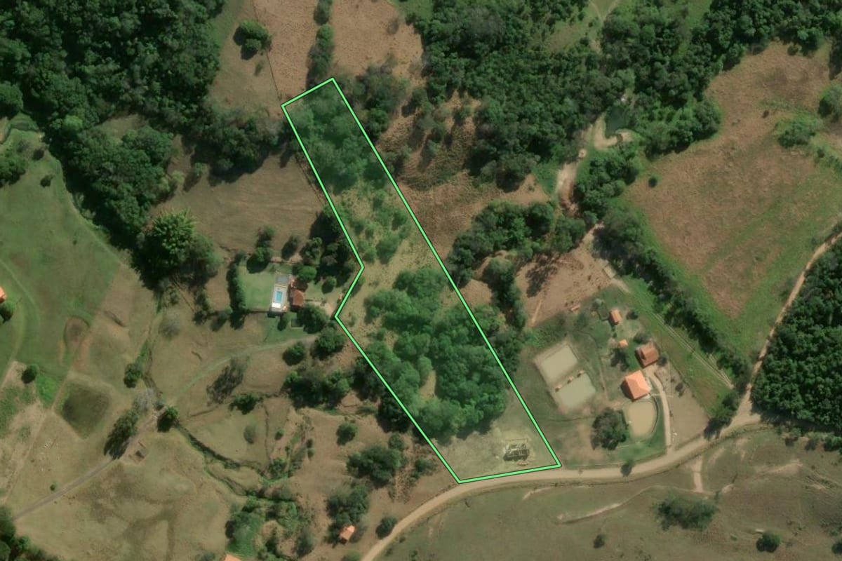 Imagem de satélite do imóvel rural em Angatuba (SP), com o contorno declarado no CAR desenhado por cima.