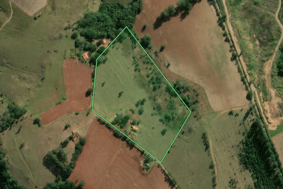 Imagem de satélite do imóvel rural em Angatuba (SP), com o contorno declarado no CAR desenhado por cima.