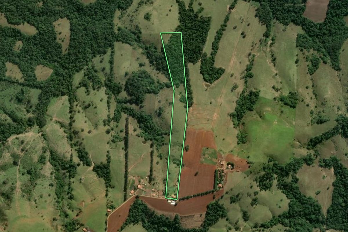 Imagem de satélite do imóvel rural em Angatuba (SP), com o contorno declarado no CAR desenhado por cima.