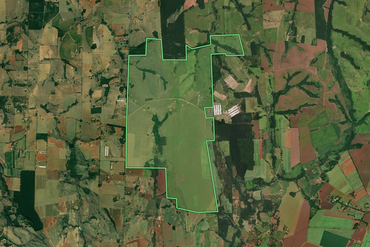 Imagem de satélite do imóvel rural em Angatuba (SP), com o contorno declarado no CAR desenhado por cima.