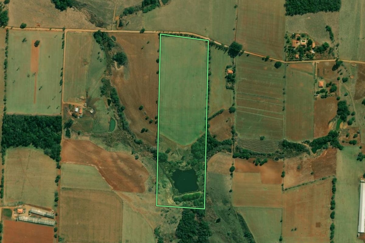 Imagem de satélite do imóvel rural em Angatuba (SP), com o contorno declarado no CAR desenhado por cima.