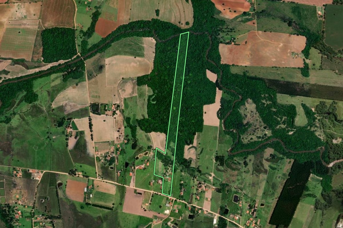 Imagem de satélite do imóvel rural em Angatuba (SP), com o contorno declarado no CAR desenhado por cima.