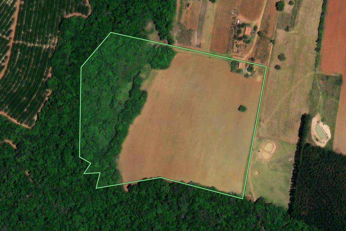 Imagem de satélite do imóvel rural em Angatuba (SP), com o contorno declarado no CAR desenhado por cima.
