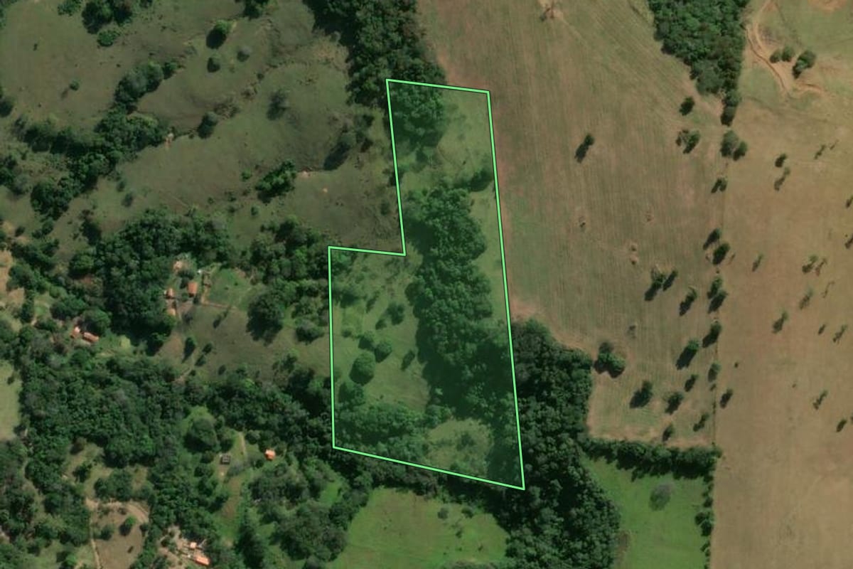 Imagem de satélite do imóvel rural em Angatuba (SP), com o contorno declarado no CAR desenhado por cima.