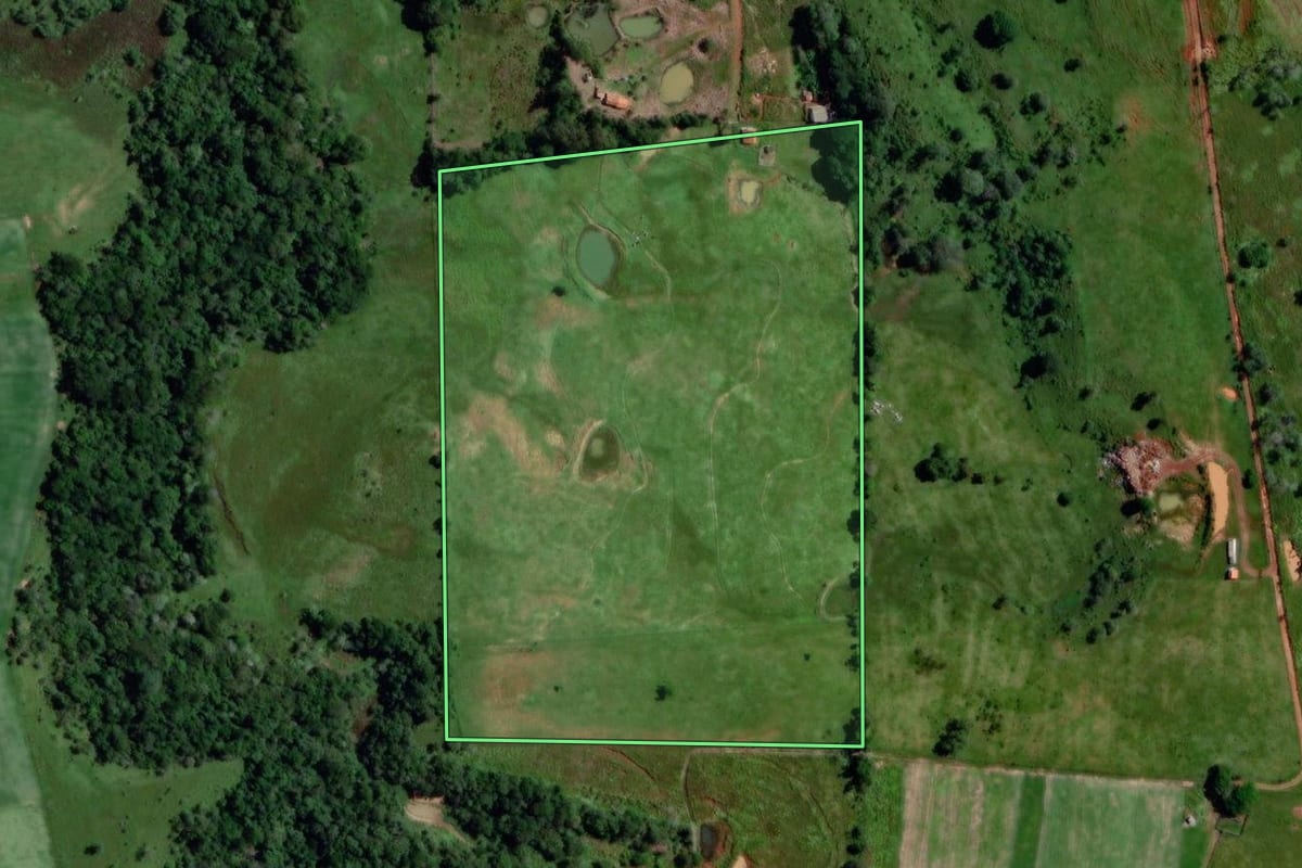 Imagem de satélite do imóvel rural em Angatuba (SP), com o contorno declarado no CAR desenhado por cima.