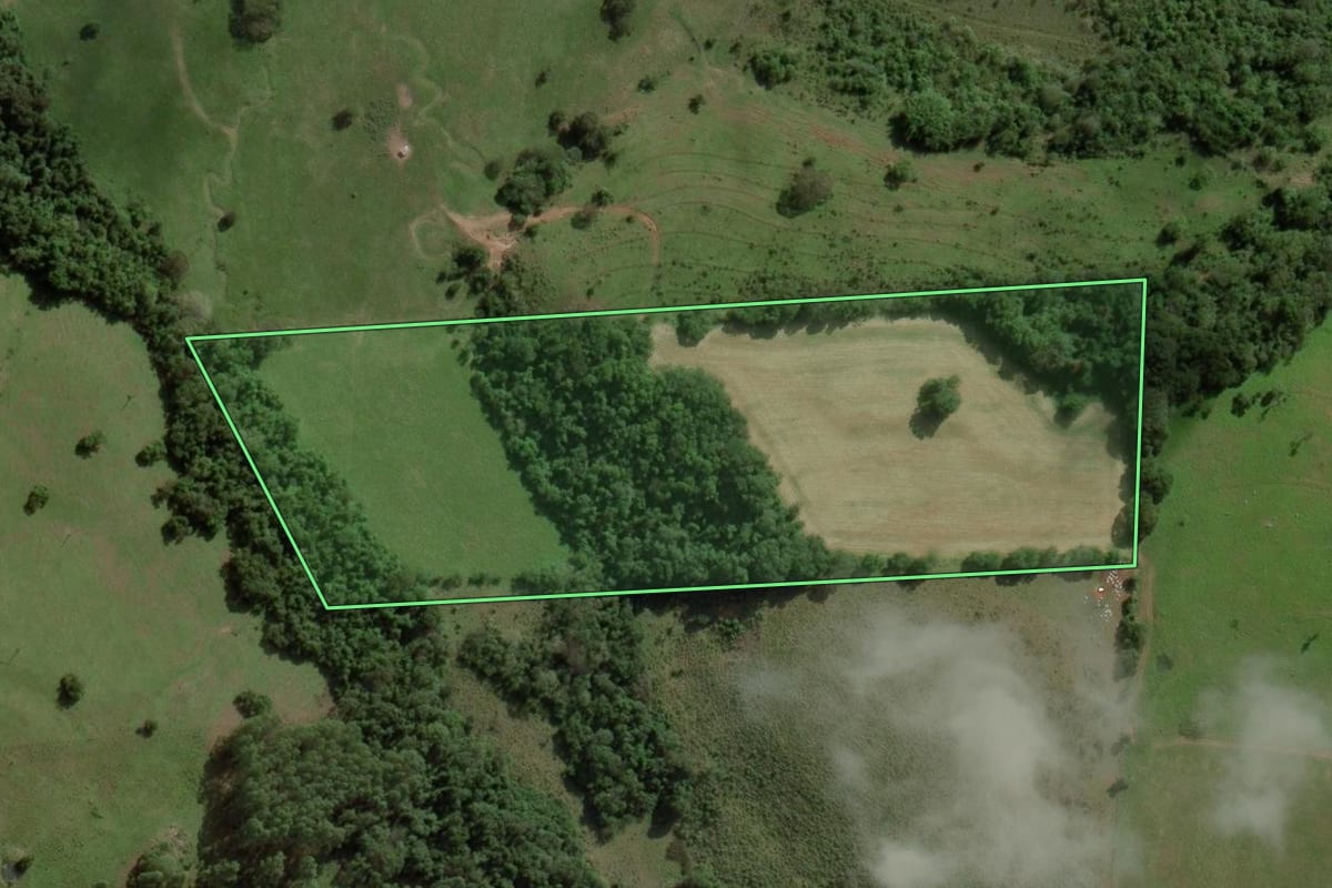 Imagem de satélite do imóvel rural em Angatuba (SP), com o contorno declarado no CAR desenhado por cima.