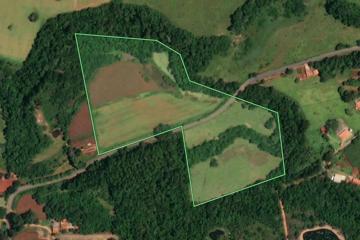 Imagem de satélite do imóvel rural em Angatuba (SP), com o contorno declarado no CAR desenhado por cima.