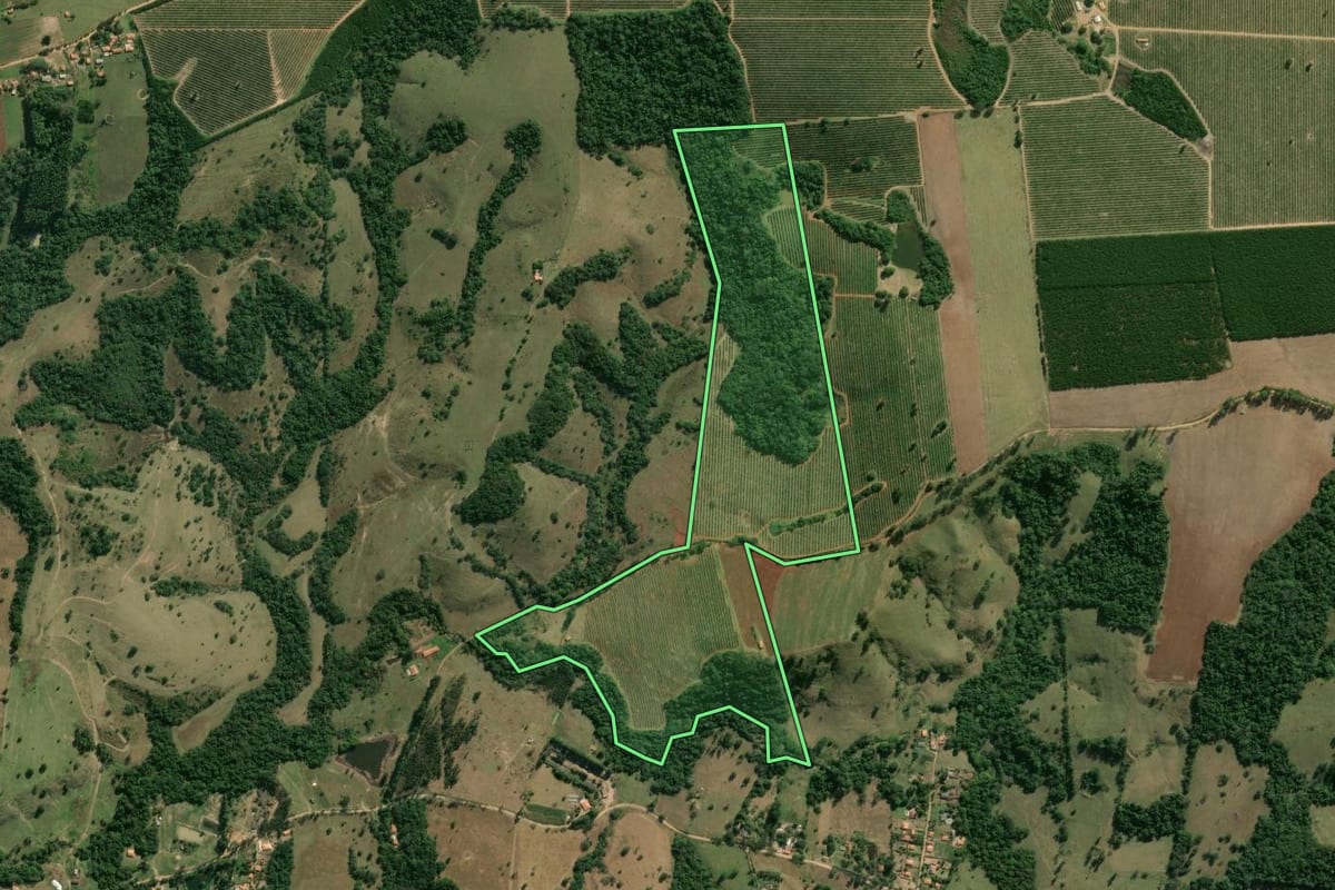 Imagem de satélite do imóvel rural em Angatuba (SP), com o contorno declarado no CAR desenhado por cima.