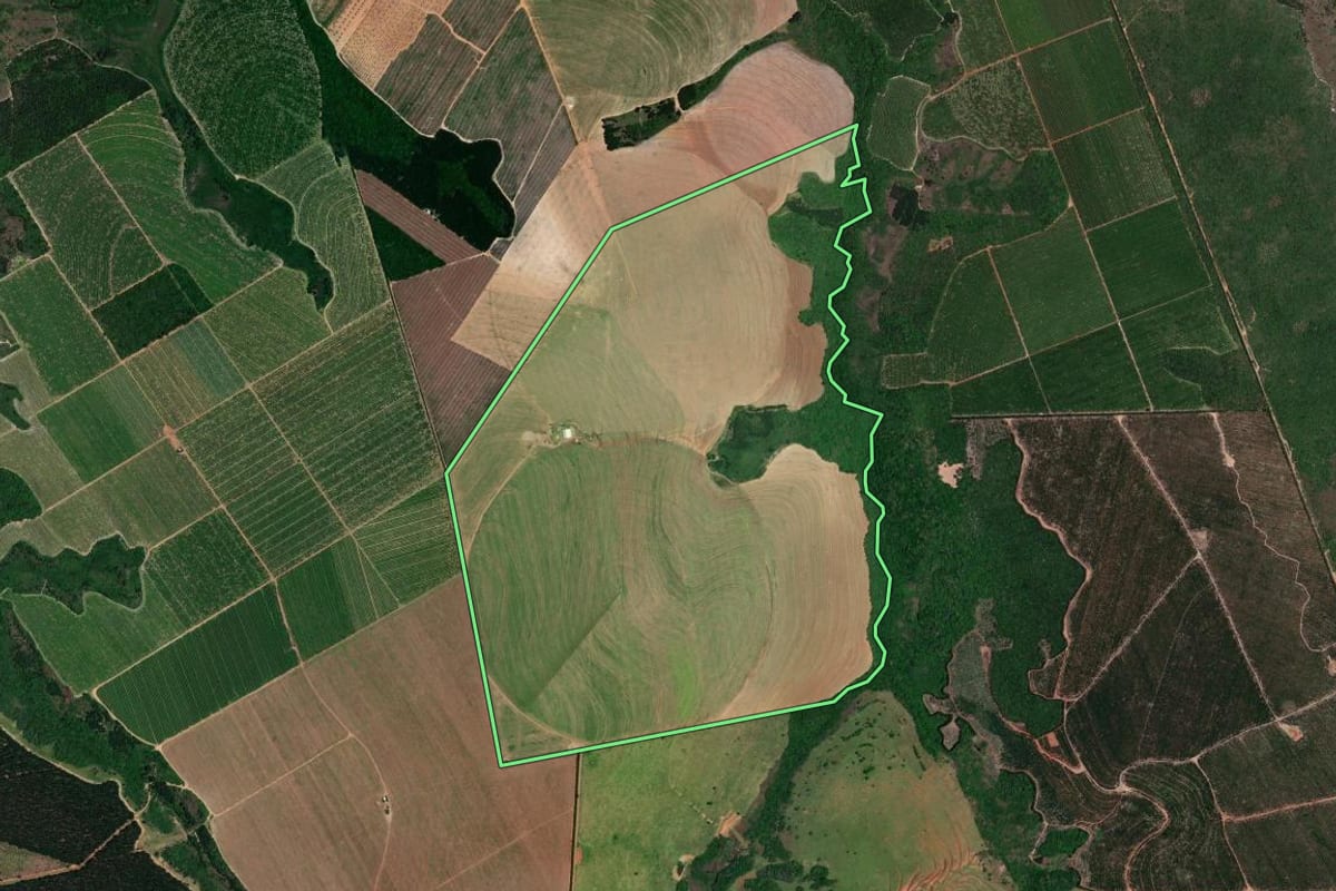 Imagem de satélite do imóvel rural em Angatuba (SP), com o contorno declarado no CAR desenhado por cima.