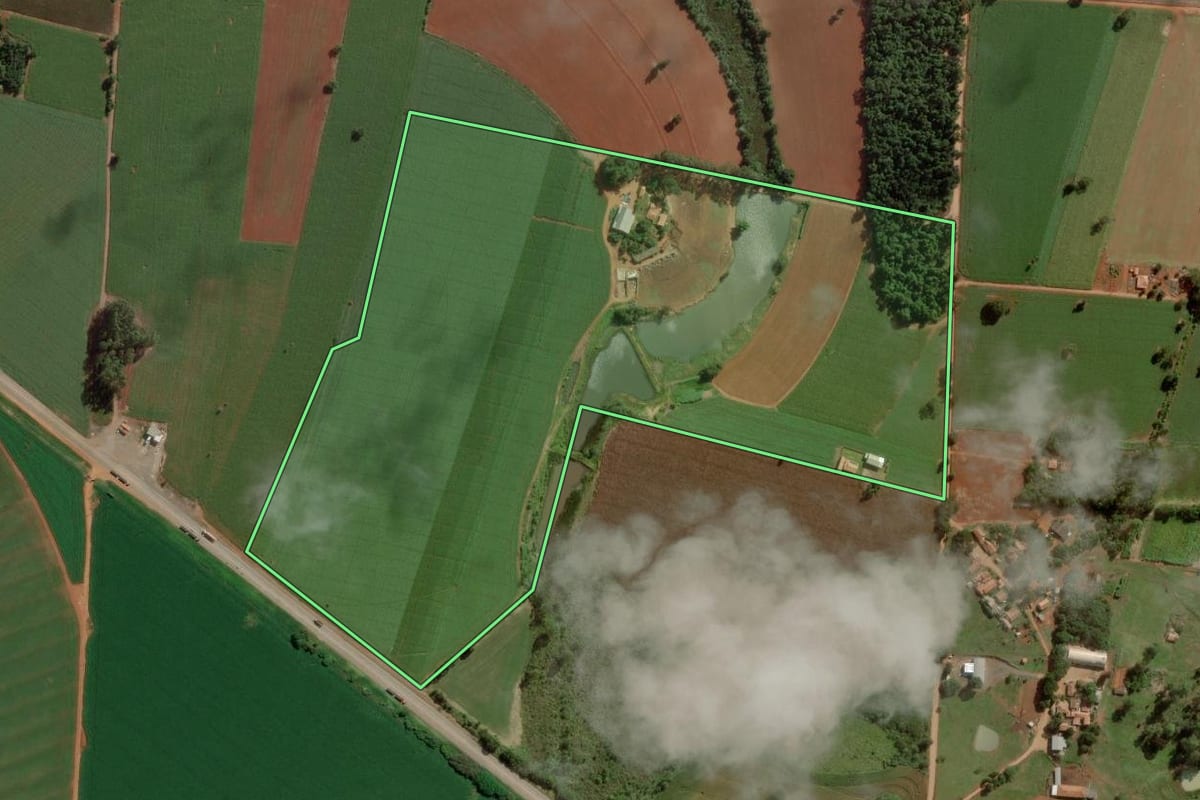 Imagem de satélite do imóvel rural em Angatuba (SP), com o contorno declarado no CAR desenhado por cima.