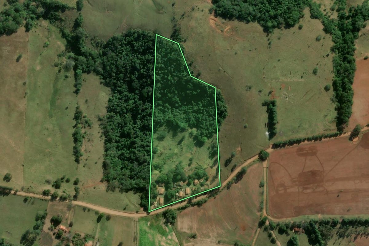 Imagem de satélite do imóvel rural em Angatuba (SP), com o contorno declarado no CAR desenhado por cima.