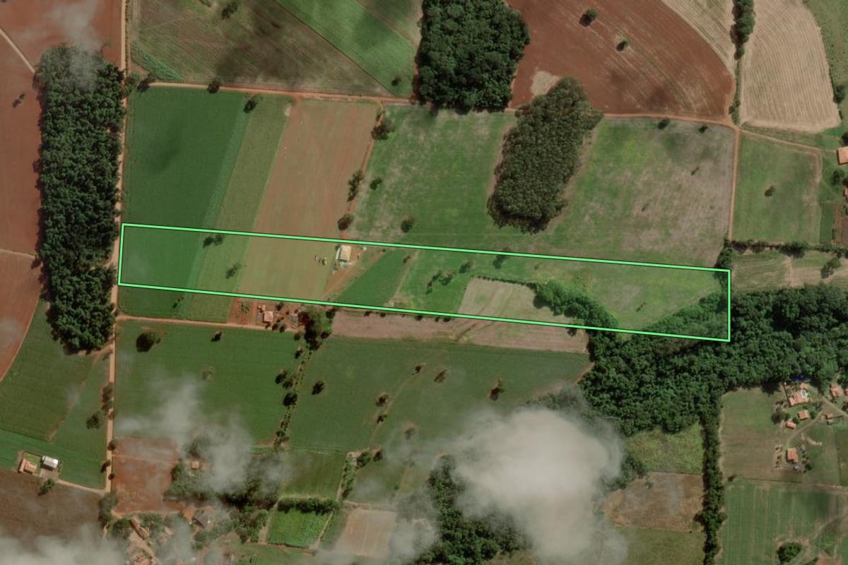 Imagem de satélite do imóvel rural em Angatuba (SP), com o contorno declarado no CAR desenhado por cima.