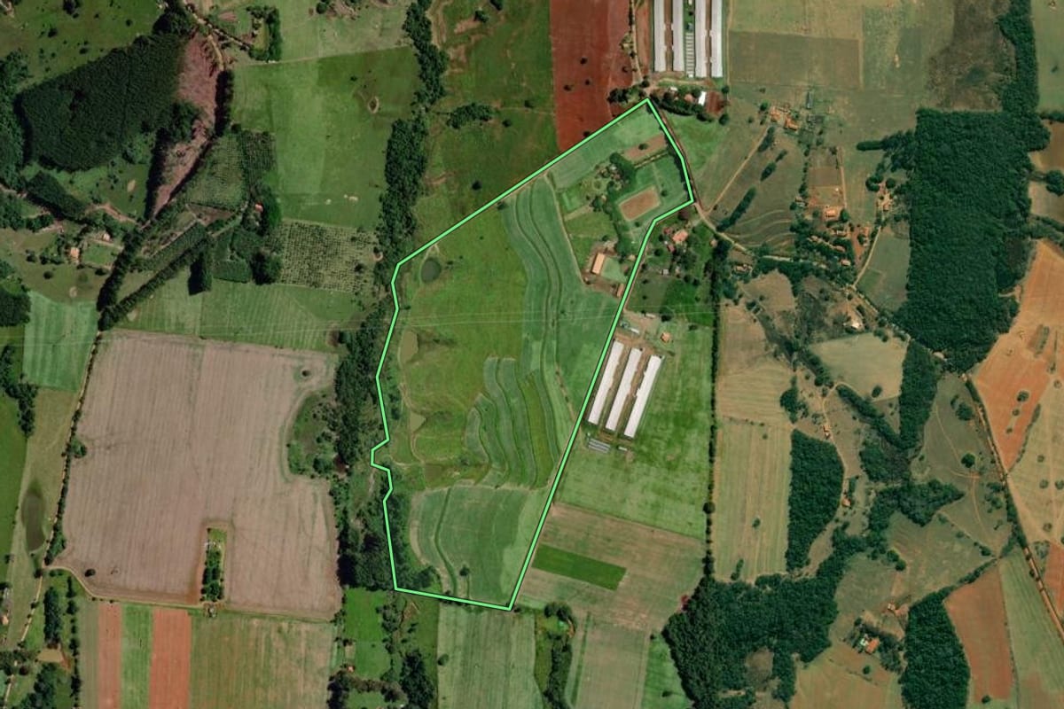 Imagem de satélite do imóvel rural em Angatuba (SP), com o contorno declarado no CAR desenhado por cima.