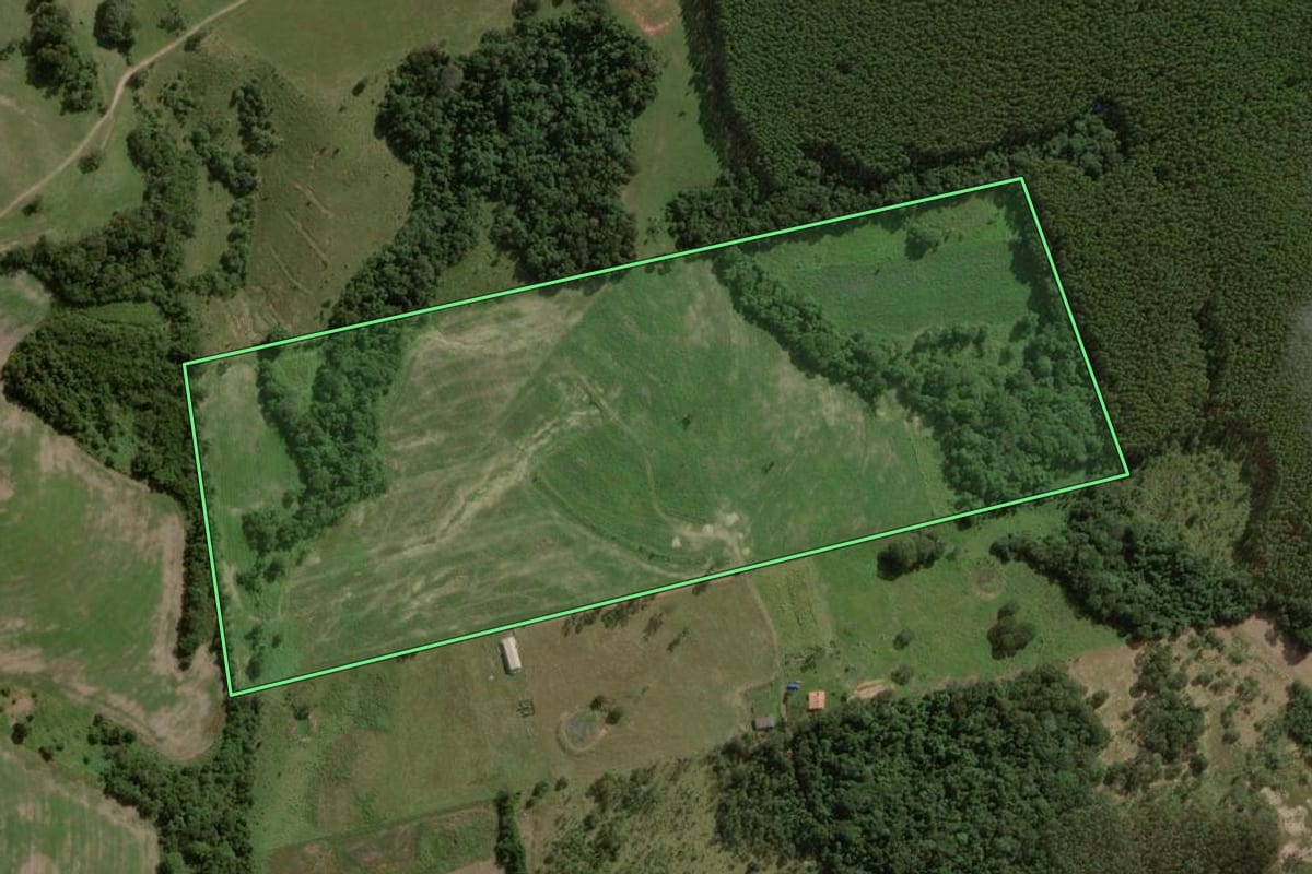 Imagem de satélite do imóvel rural em Angatuba (SP), com o contorno declarado no CAR desenhado por cima.