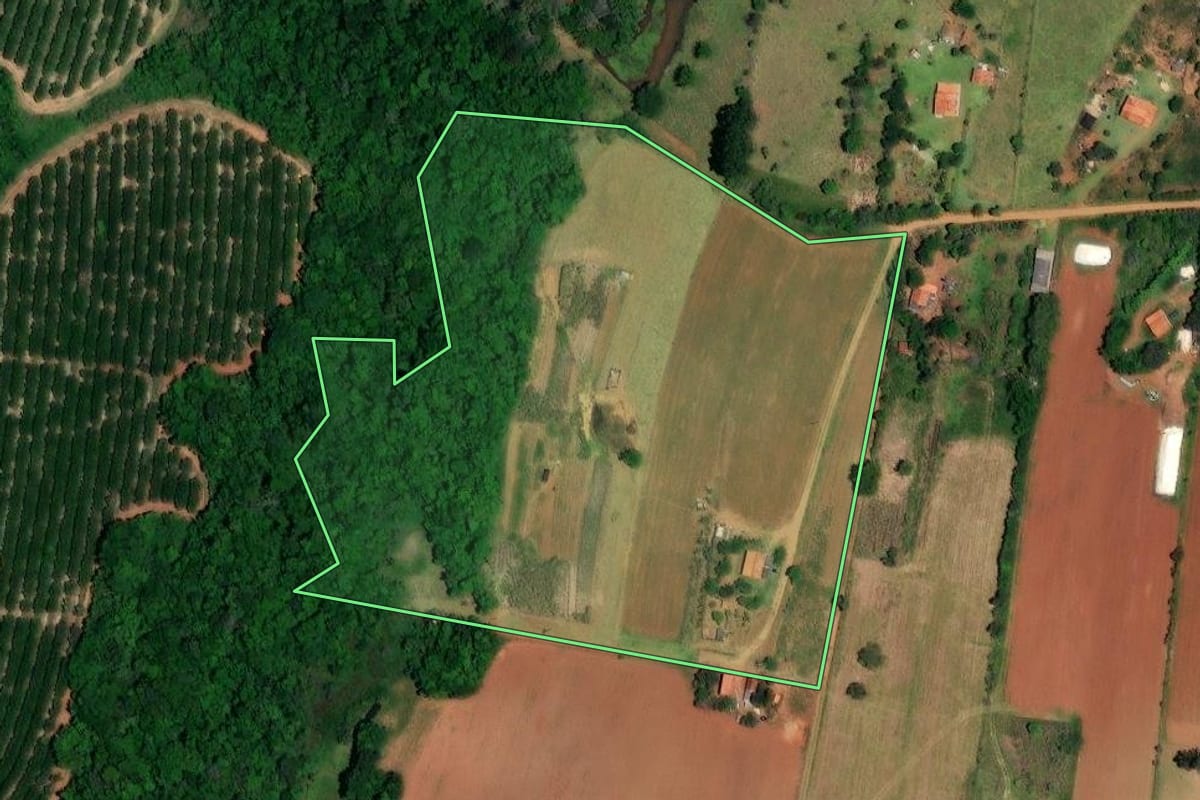 Imagem de satélite do imóvel rural em Angatuba (SP), com o contorno declarado no CAR desenhado por cima.