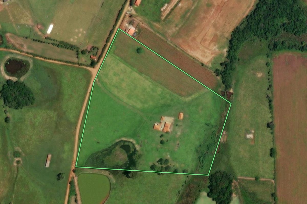 Imagem de satélite do imóvel rural em Angatuba (SP), com o contorno declarado no CAR desenhado por cima.