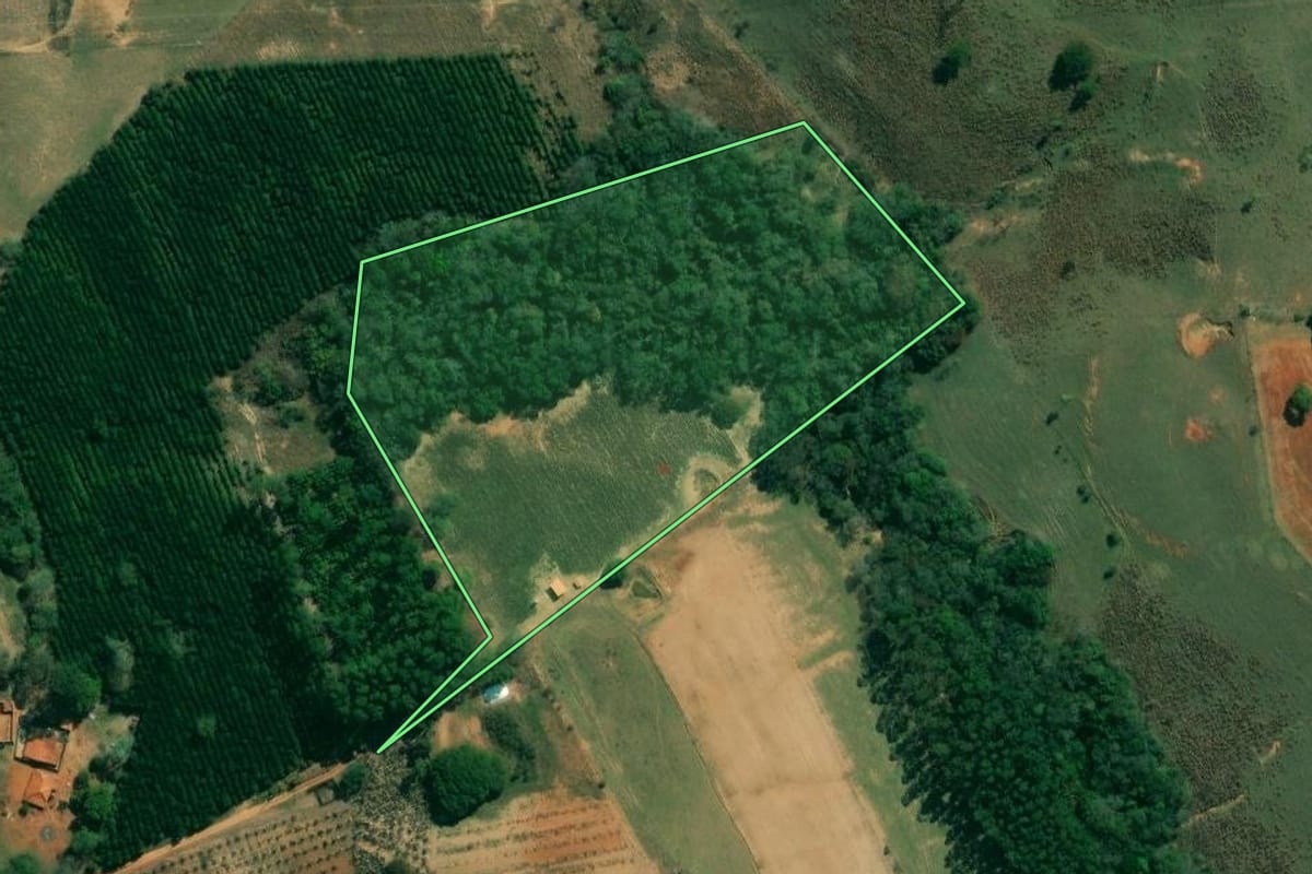 Imagem de satélite do imóvel rural em Angatuba (SP), com o contorno declarado no CAR desenhado por cima.