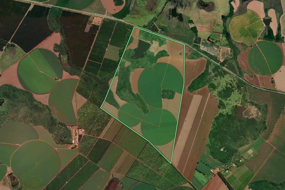 Imagem de satélite do imóvel rural em Angatuba (SP), com o contorno declarado no CAR desenhado por cima.