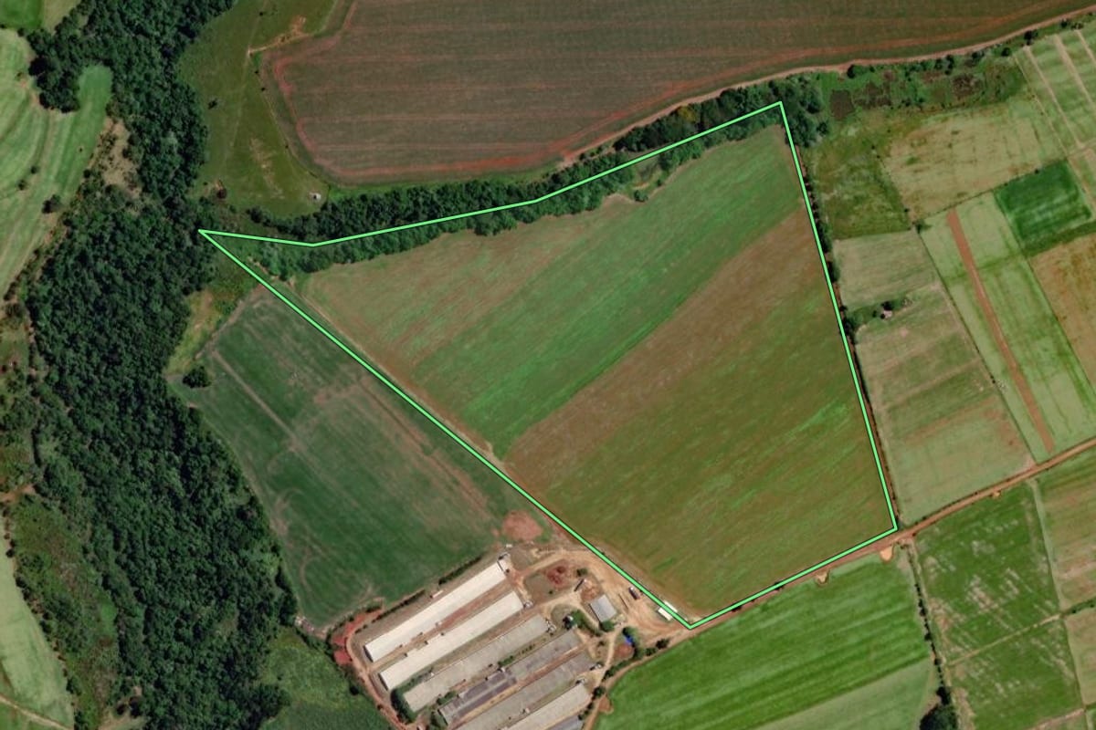 Imagem de satélite do imóvel rural em Angatuba (SP), com o contorno declarado no CAR desenhado por cima.