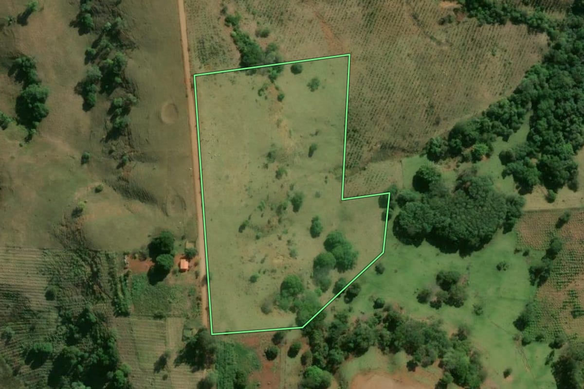 Imagem de satélite do imóvel rural em Angatuba (SP), com o contorno declarado no CAR desenhado por cima.