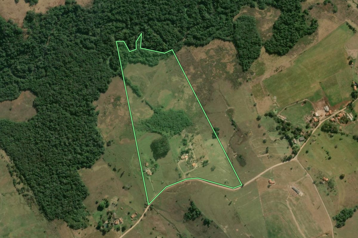 Imagem de satélite do imóvel rural em Angatuba (SP), com o contorno declarado no CAR desenhado por cima.