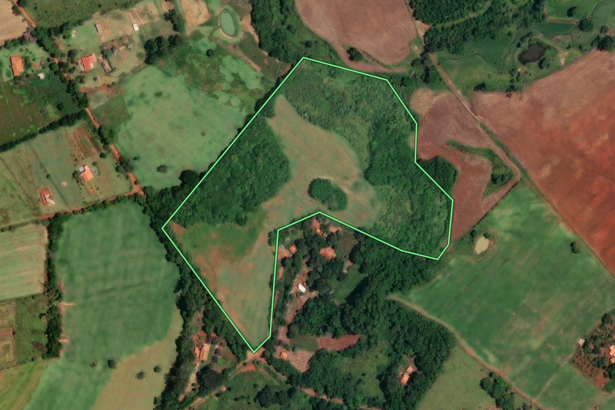 Imagem de satélite do imóvel rural em Angatuba (SP), com o contorno declarado no CAR desenhado por cima.