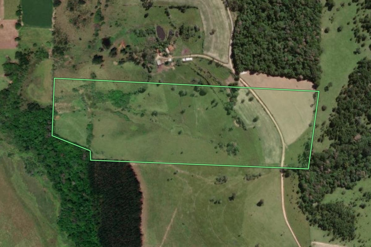 Imagem de satélite do imóvel rural em Angatuba (SP), com o contorno declarado no CAR desenhado por cima.