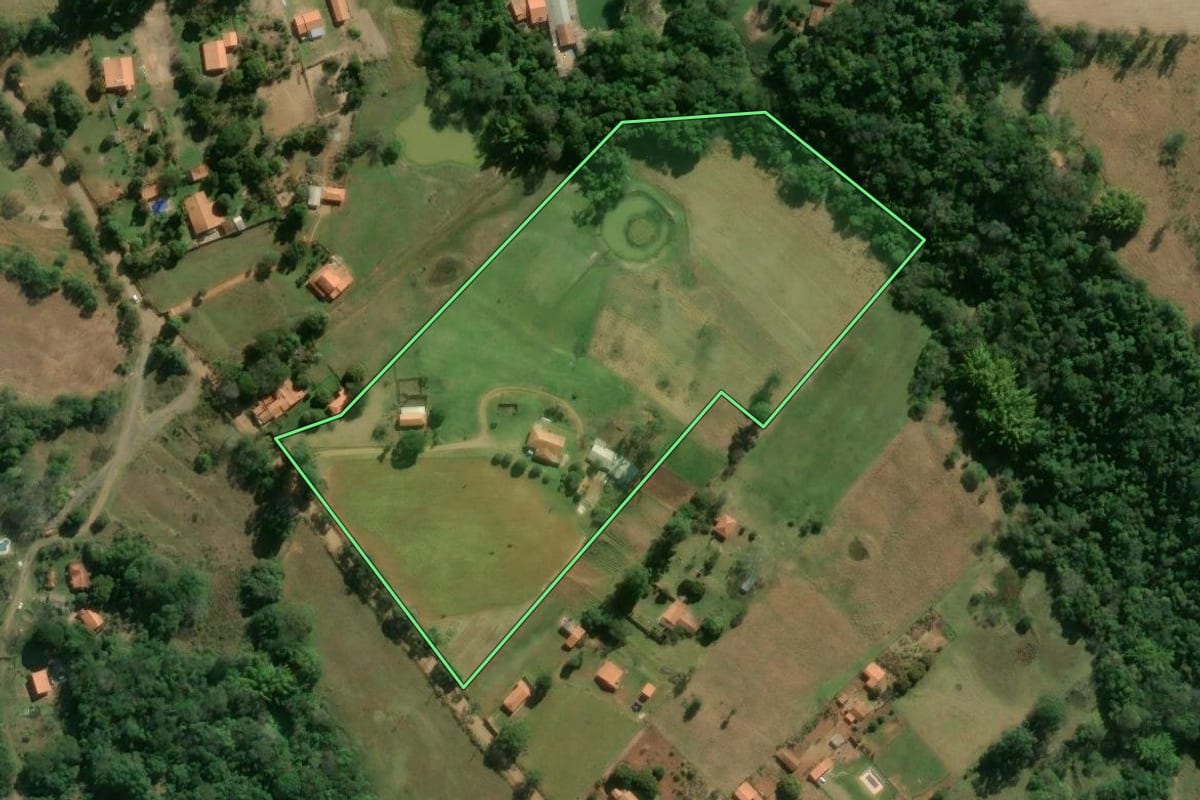 Imagem de satélite do imóvel rural em Angatuba (SP), com o contorno declarado no CAR desenhado por cima.