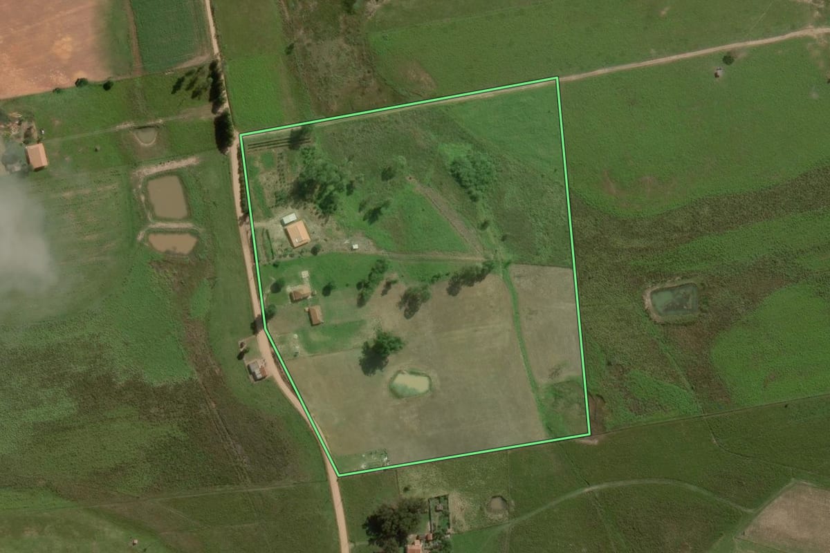 Imagem de satélite do imóvel rural em Angatuba (SP), com o contorno declarado no CAR desenhado por cima.