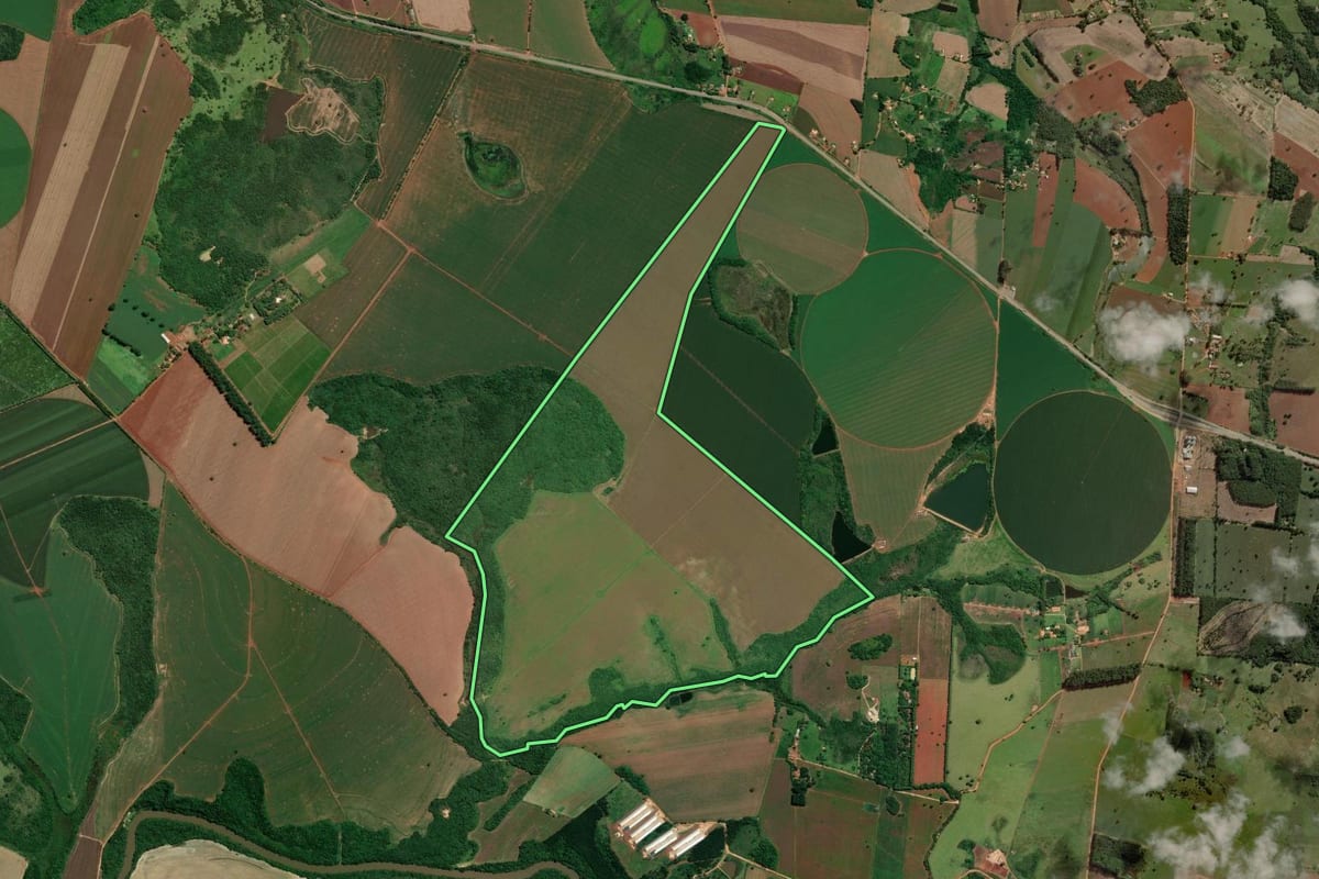Imagem de satélite do imóvel rural em Angatuba (SP), com o contorno declarado no CAR desenhado por cima.