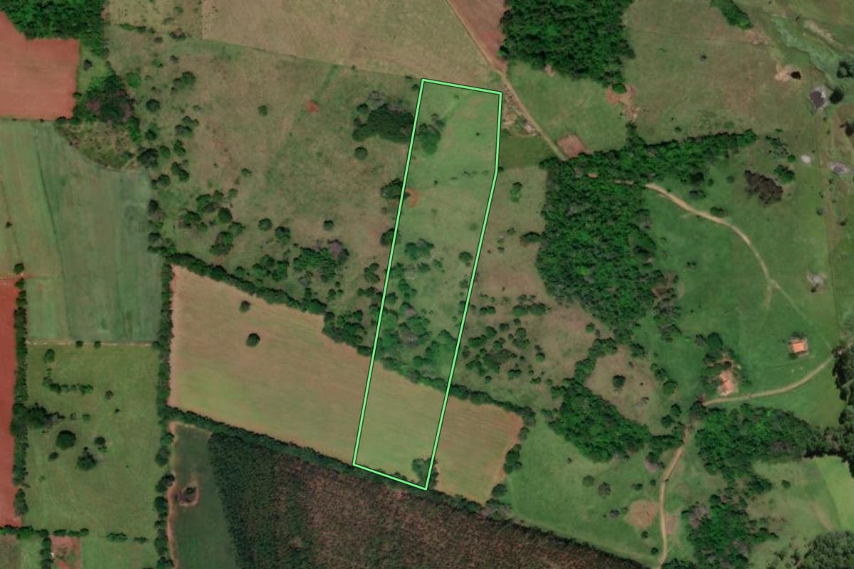 Imagem de satélite do imóvel rural em Angatuba (SP), com o contorno declarado no CAR desenhado por cima.