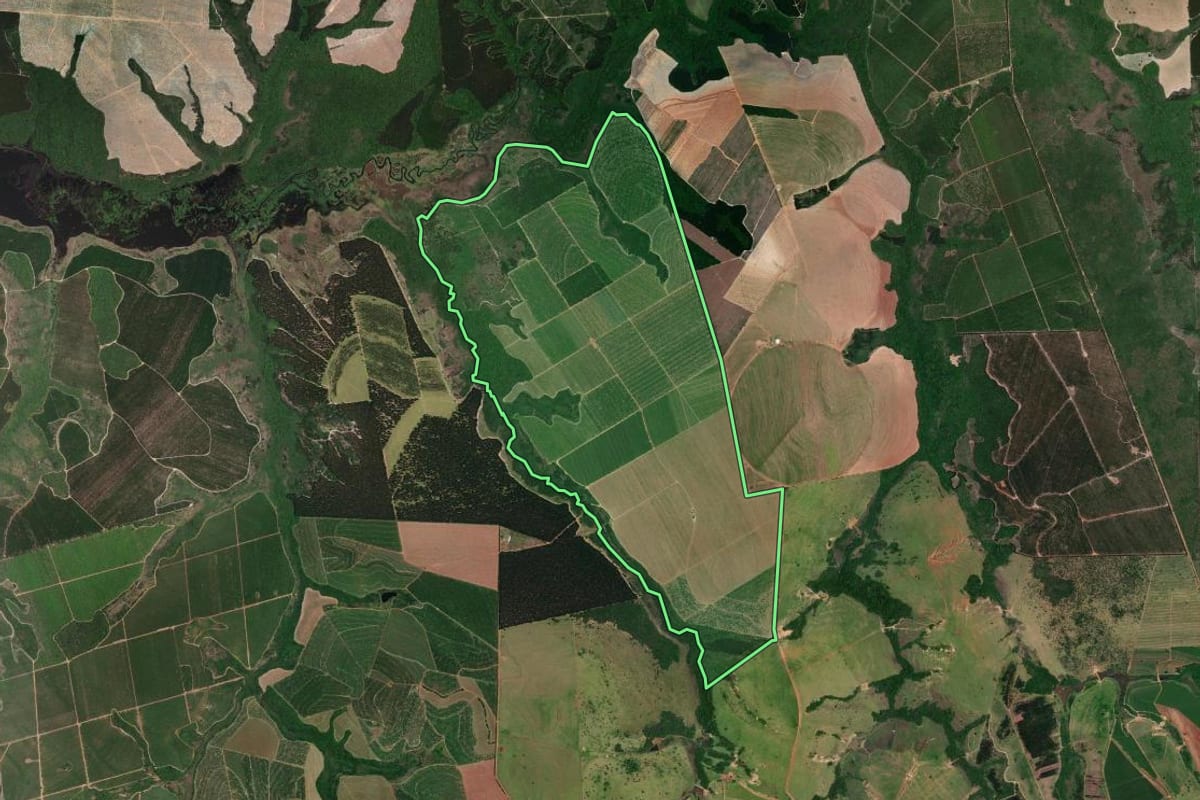 Imagem de satélite do imóvel rural em Angatuba (SP), com o contorno declarado no CAR desenhado por cima.