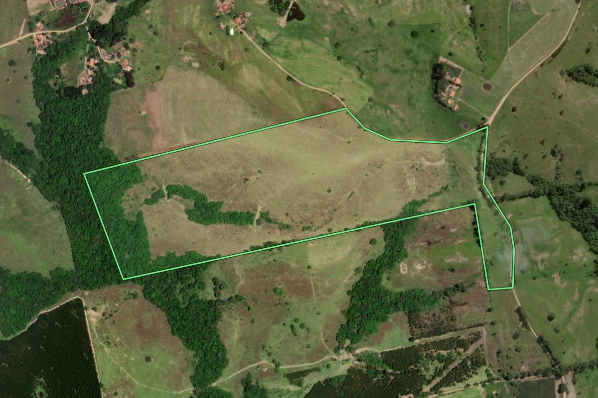 Imagem de satélite do imóvel rural em Angatuba (SP), com o contorno declarado no CAR desenhado por cima.