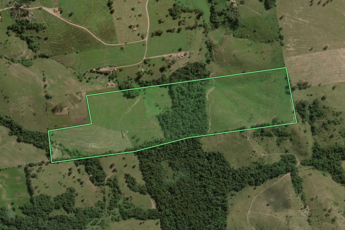 Imagem de satélite do imóvel rural em Angatuba (SP), com o contorno declarado no CAR desenhado por cima.