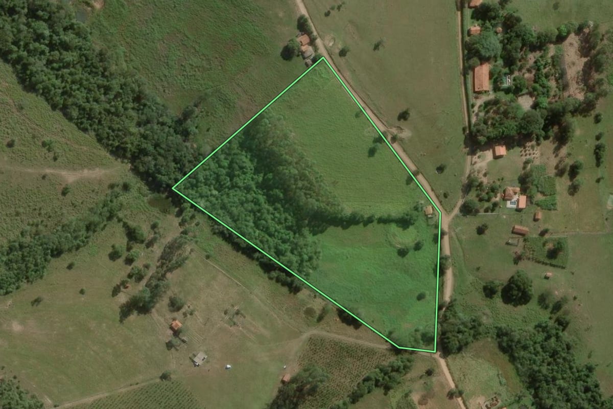 Imagem de satélite do imóvel rural em Angatuba (SP), com o contorno declarado no CAR desenhado por cima.