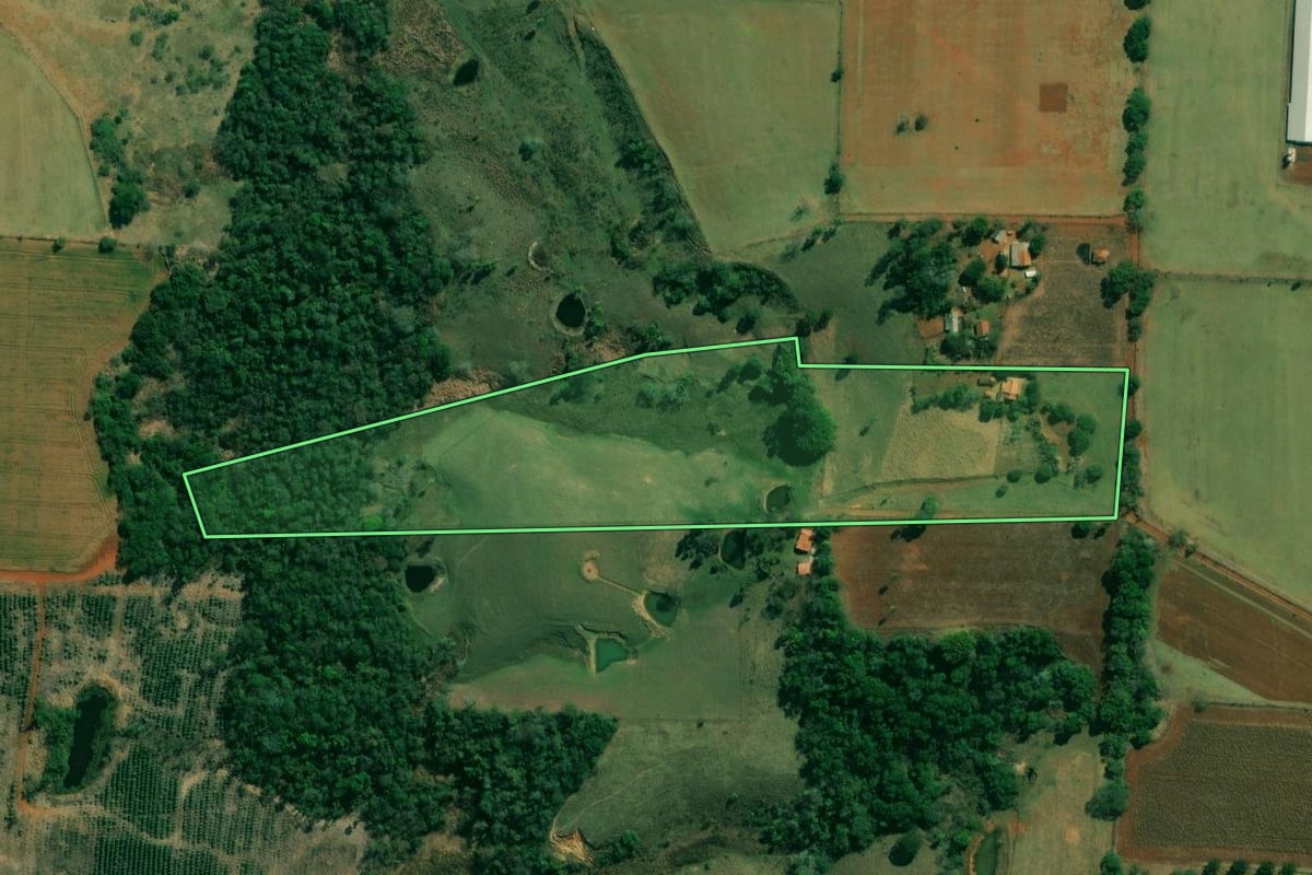 Imagem de satélite do imóvel rural em Angatuba (SP), com o contorno declarado no CAR desenhado por cima.