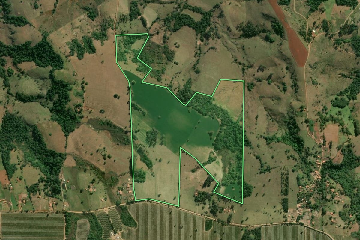 Imagem de satélite do imóvel rural em Angatuba (SP), com o contorno declarado no CAR desenhado por cima.