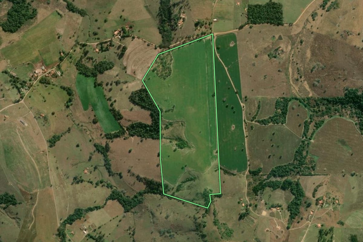 Imagem de satélite do imóvel rural em Angatuba (SP), com o contorno declarado no CAR desenhado por cima.