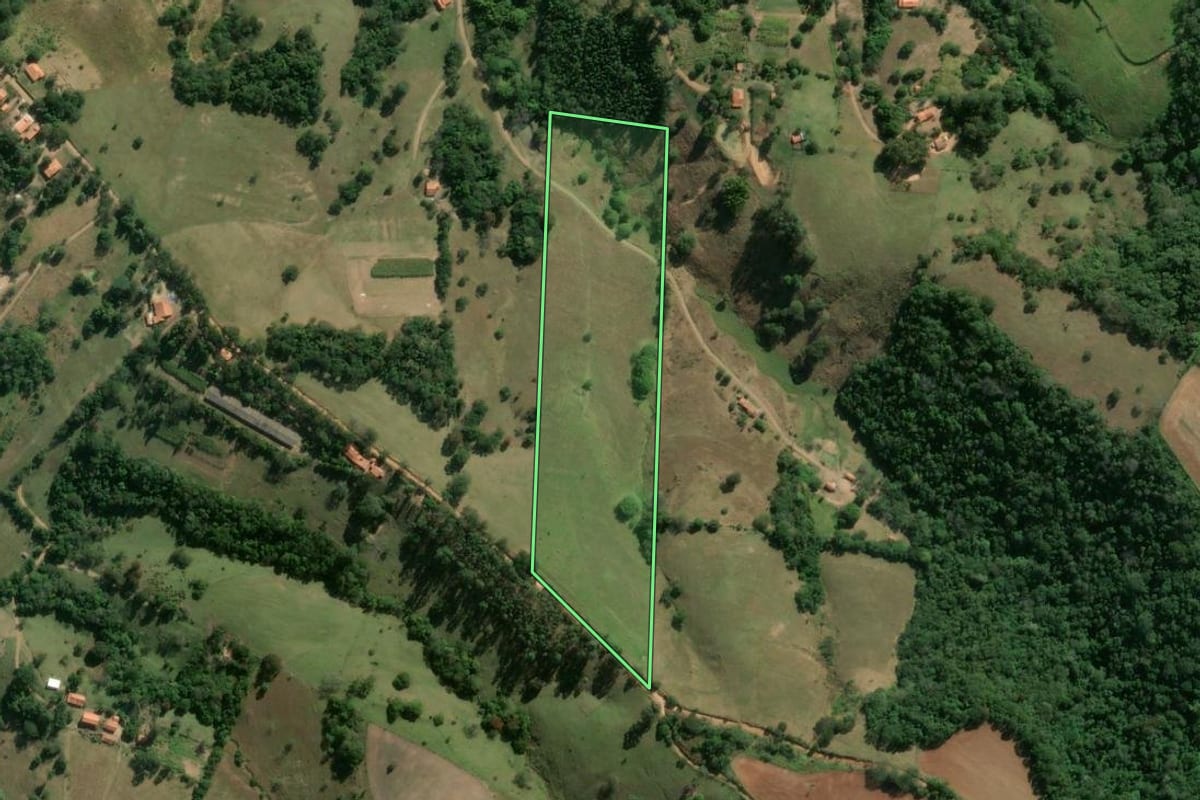 Imagem de satélite do imóvel rural em Angatuba (SP), com o contorno declarado no CAR desenhado por cima.