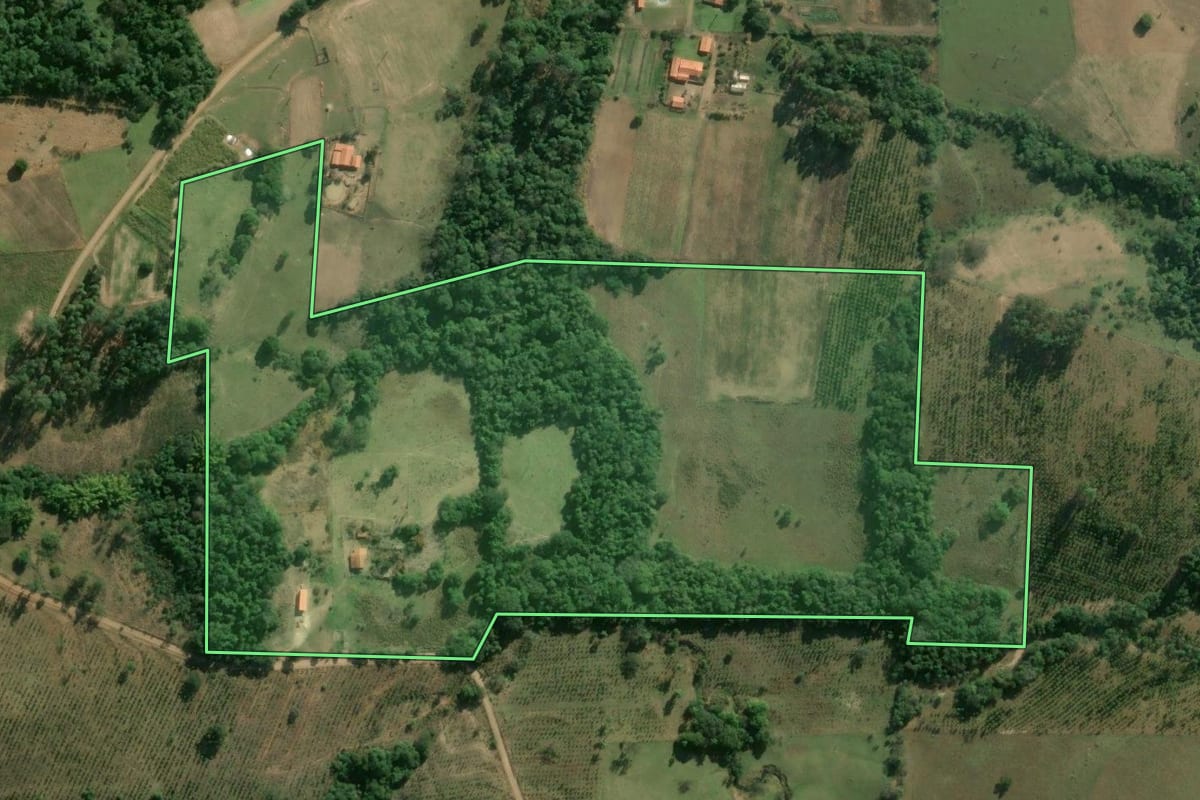 Imagem de satélite do imóvel rural em Angatuba (SP), com o contorno declarado no CAR desenhado por cima.