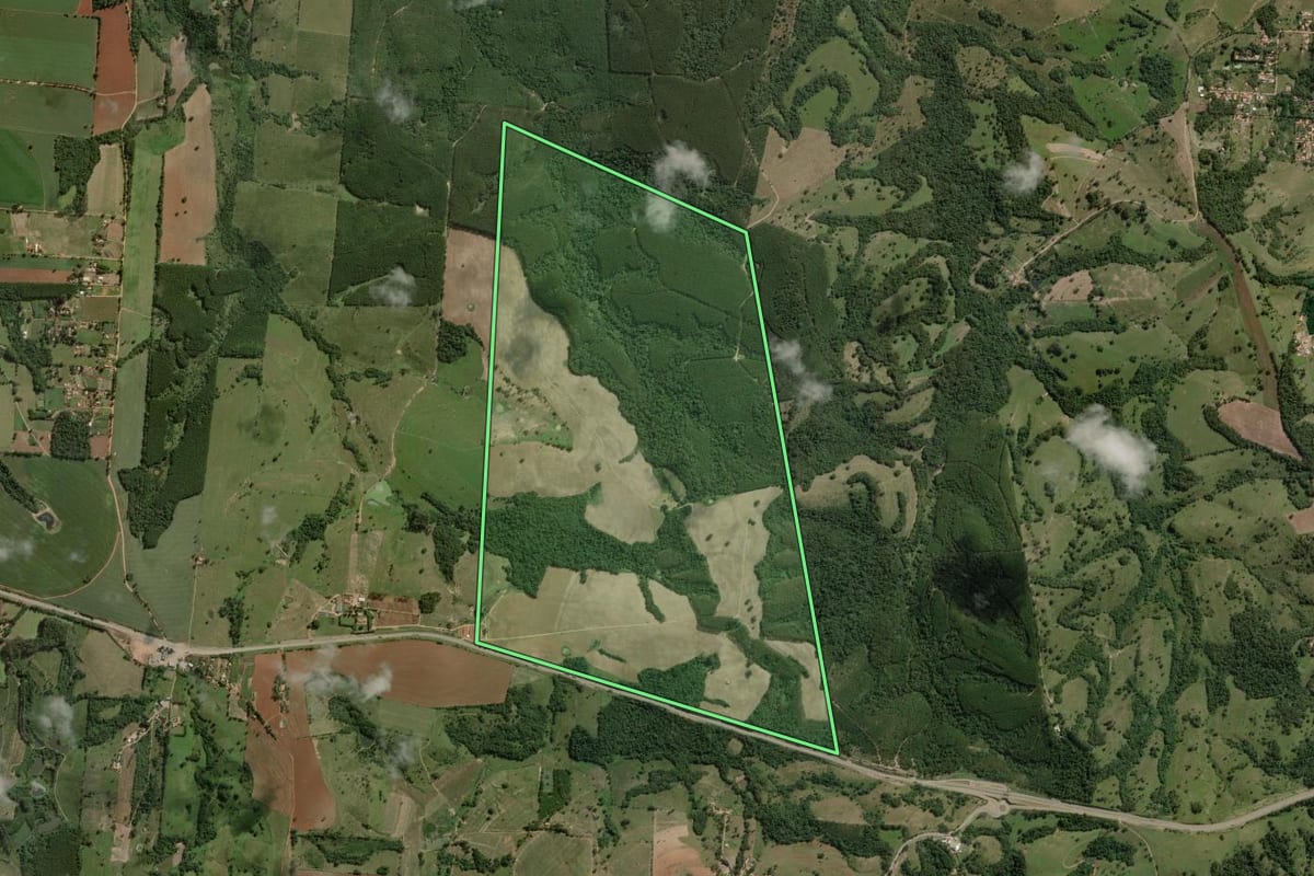 Imagem de satélite do imóvel rural em Angatuba (SP), com o contorno declarado no CAR desenhado por cima.