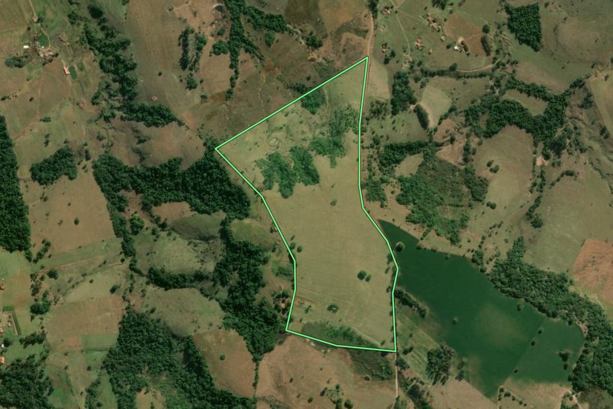 Imagem de satélite do imóvel rural em Angatuba (SP), com o contorno declarado no CAR desenhado por cima.