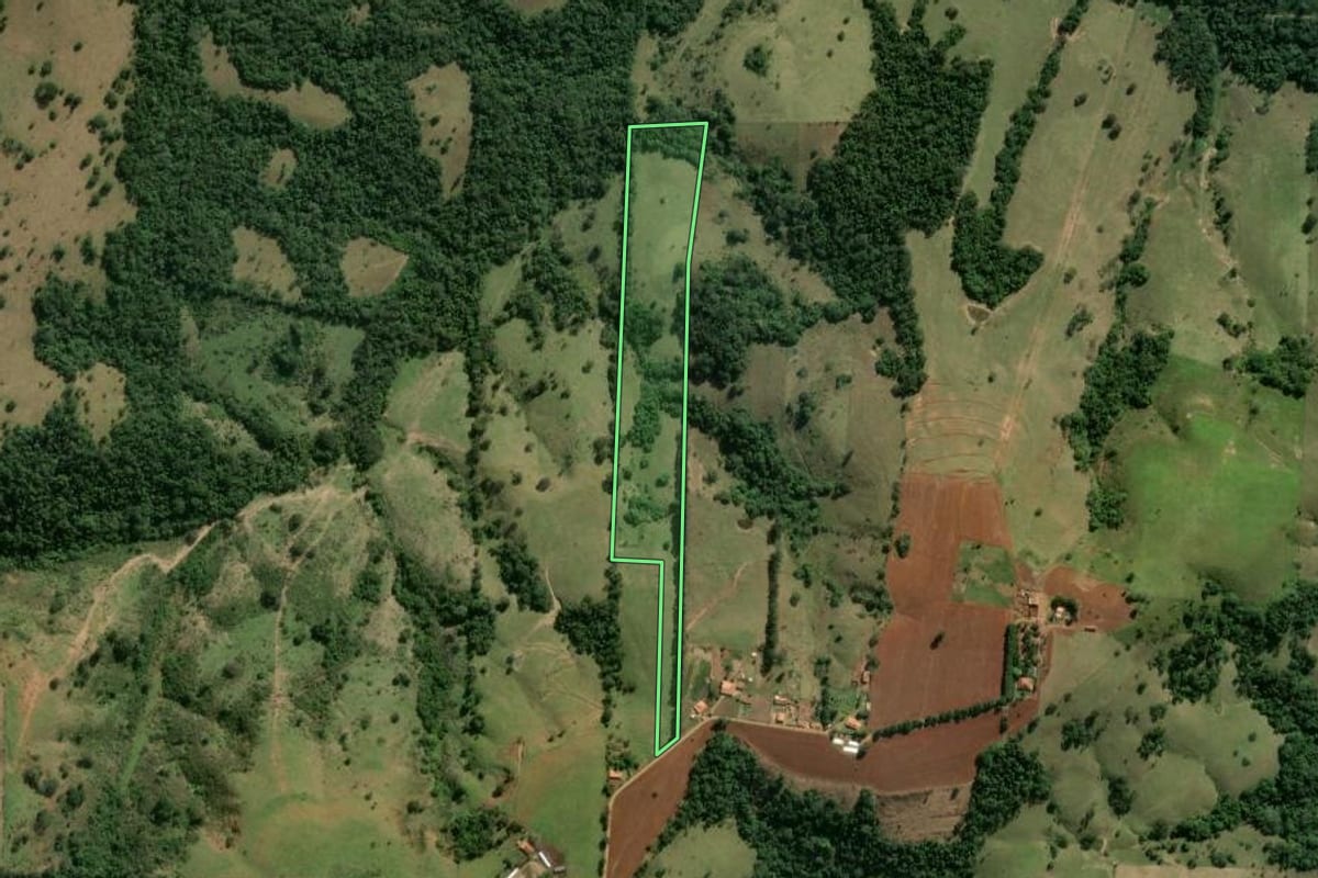 Imagem de satélite do imóvel rural em Angatuba (SP), com o contorno declarado no CAR desenhado por cima.