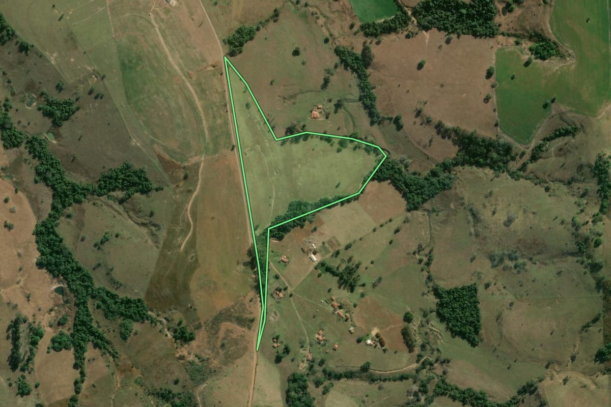 Imagem de satélite do imóvel rural em Angatuba (SP), com o contorno declarado no CAR desenhado por cima.