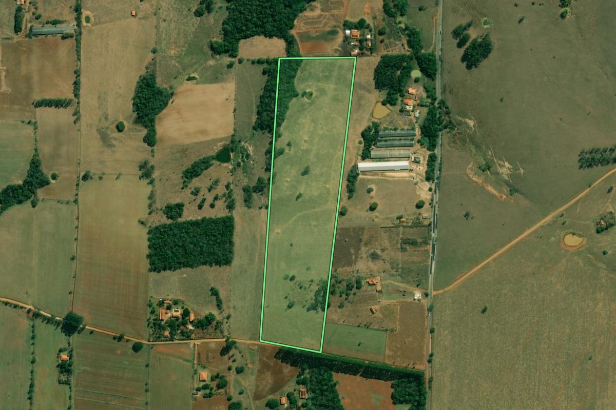 Imagem de satélite do imóvel rural em Angatuba (SP), com o contorno declarado no CAR desenhado por cima.