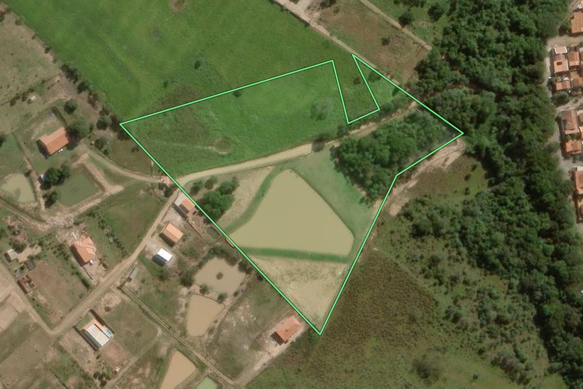 Imagem de satélite do imóvel rural em Angatuba (SP), com o contorno declarado no CAR desenhado por cima.